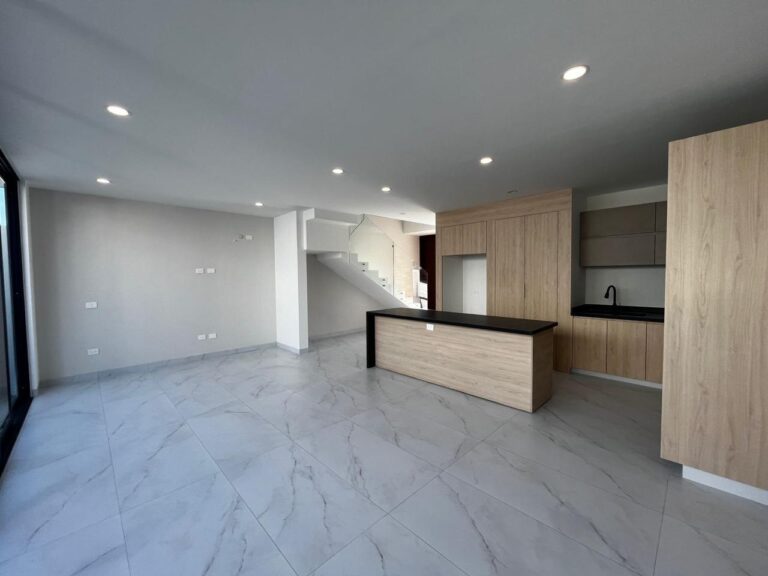 Venta Casas Capital Sur Coto Dublin Saint Marie Inmobiliaria Estancia con Cocina Abierta