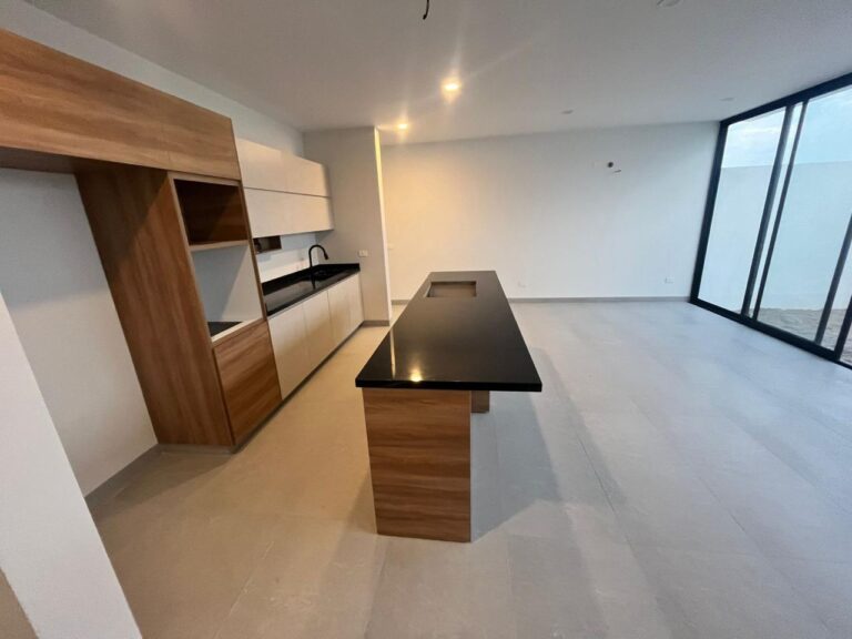 Venta Casas Capital Sur Coto Paris Querétaro Saint Marie Inmobiliaria COCINA CON BARRA Y DESAYUNADOR