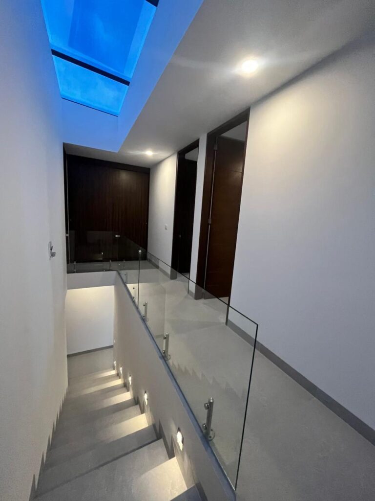 Venta Casas Capital Sur Coto Paris Querétaro Saint Marie Inmobiliaria ESCALERAS CON TRAGALUZ