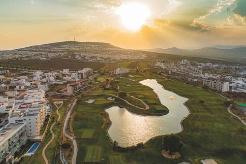 Paisaje de Zibatá con áreas verdes y urbanización
